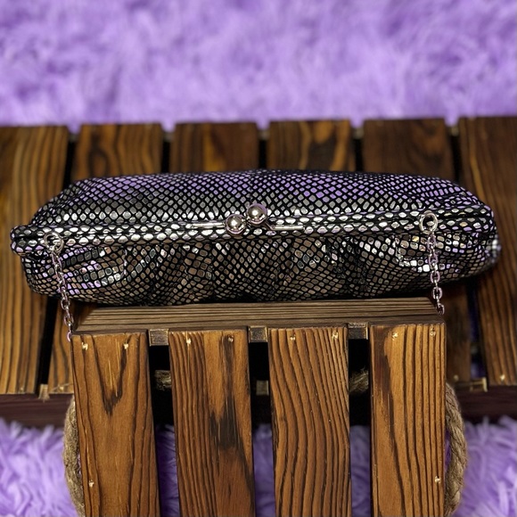 🛑SOLD🛑 VINTAGE WILSONS LEATHER Silver Clutch w/Chain - Picture 7 of 11